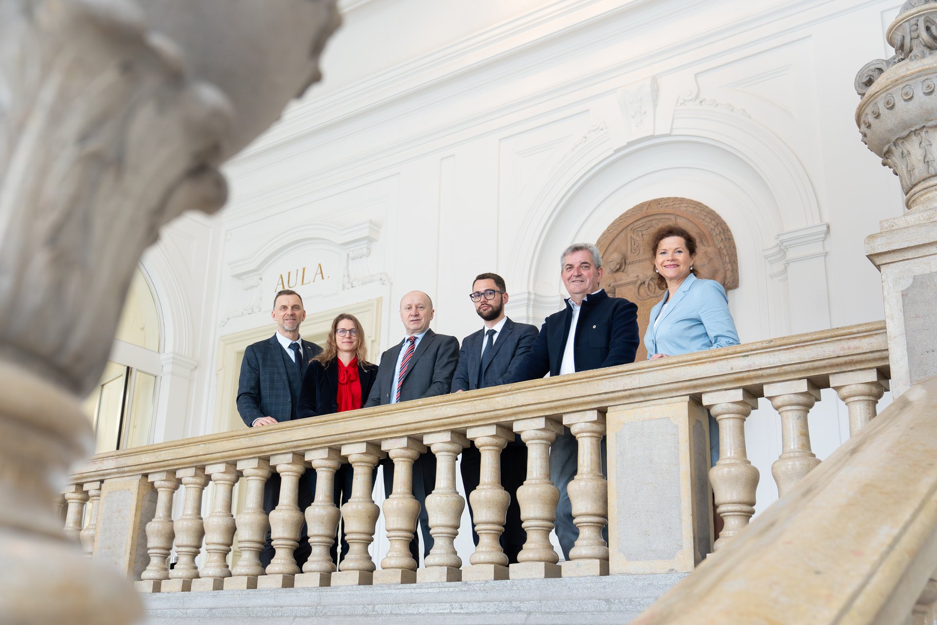 v.l.n.r.: Univ.-Prof. Thomas Prohaska, Vizerektor für Lehre und Internationales, Dr. Manuela Raith, Vizerektorin für Finanzen und Infrastruktur, Dr. Vasyl Khymynets, Botschafter der Ukraine in Österreich, Nazar Stetsyshyn, zweiter Botschaftssekretär, Dipl.-Ing. Hannes Missethon, Alumnus der Montanuniversität und Assoz.-Prof. Dr. Christina Holweg, Vizerektorin für Marketing und Stakeholder Management. Foto: © MUL/Tauderer