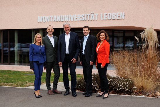 Gruppenfoto des Rektorats der Montanuniversität Leoben im Gang des Hauptgebäudes