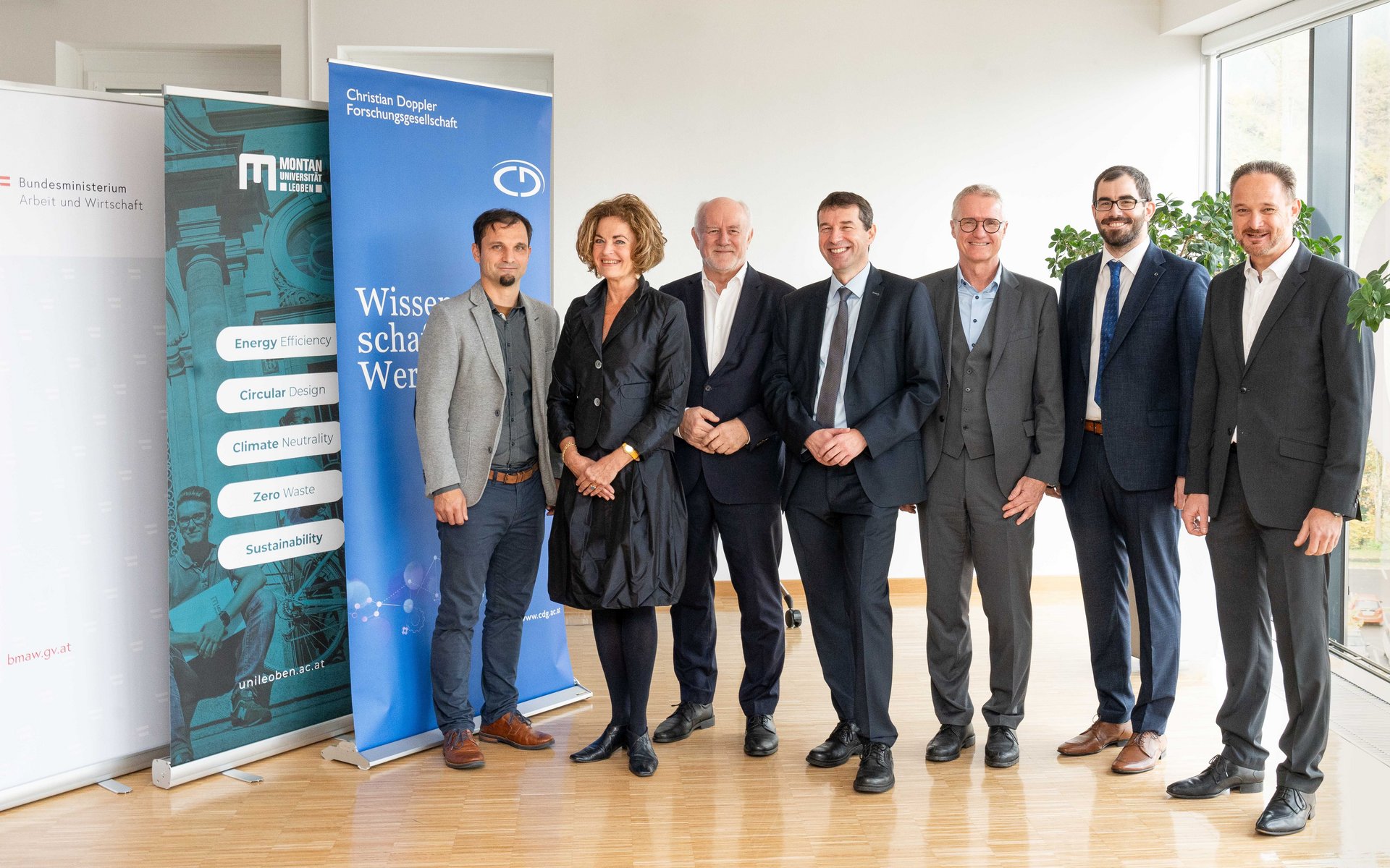 v.l. Thomas Rumetshofer (Borealis), MR Dr. Ulrike Unterer, Vizepräsidentin der CDG, Univ.-Prof. Dr. Josef Eberhardsteiner (TU Wien), Helmut Antrekowitsch, Vizerektor für Forschung und Nachhaltigkeit (Montanuniversität Leoben), Armin Hessenberger (Poloplast GmbH), Dr. Florian Arbeiter (Montanuniversität Leoben), Franz Fuchs (Pipelife Austria GmbH) bei der offiziellen Eröffnung des neuen CD-Labors "ImReMat". Foto: © MUL/Tauderer