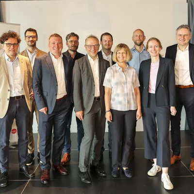 Eine Gruppe von Mitarbeiterinnen und Mitarbeitern des Innovationsnetzwerks „NEFI – New Energy for Industry.