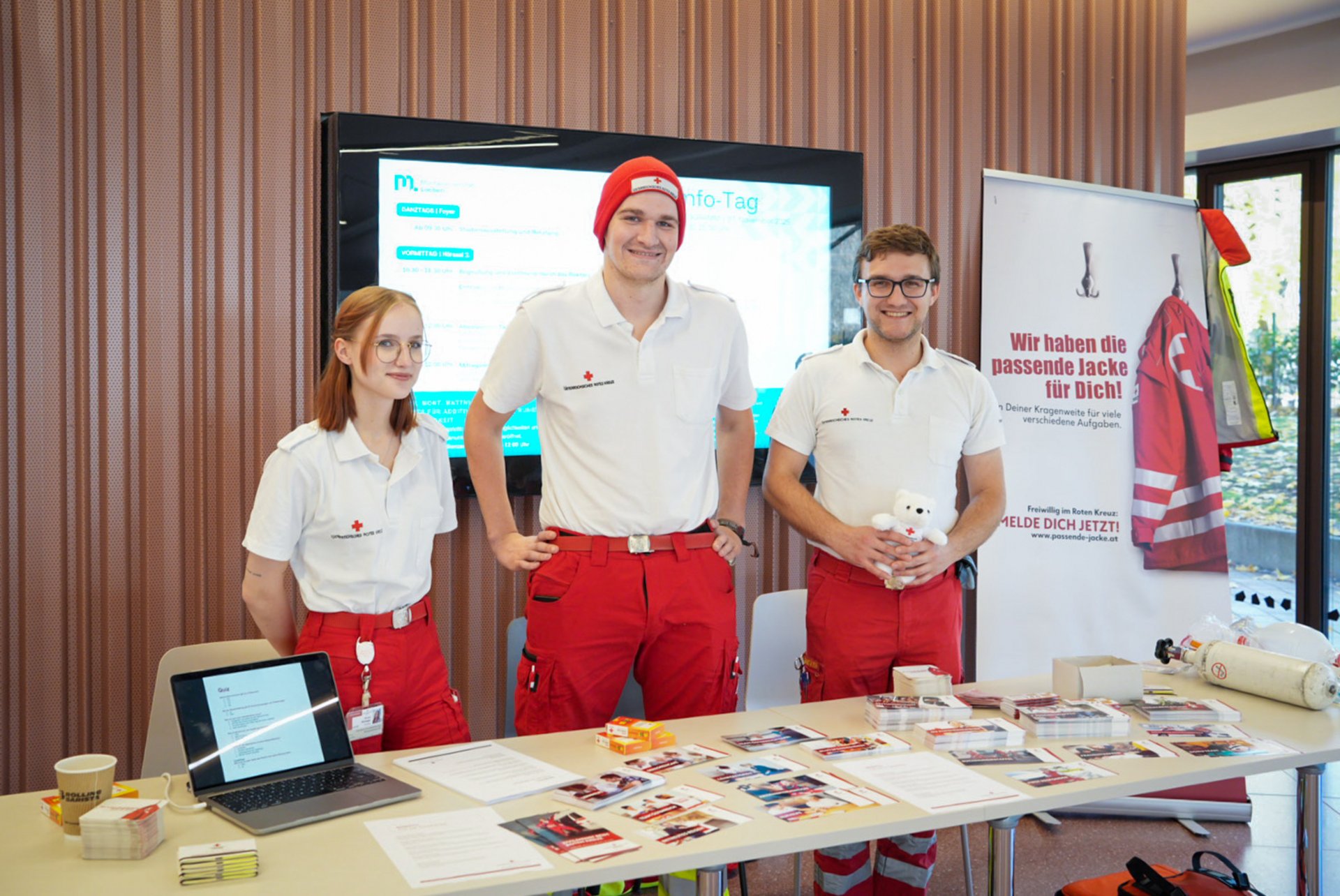 Studienberatung, Workshops und Campus-Führungen warten auf dich beim Info-Tag. Foto: © MUL Mitarbeitende des Roten Kreuzes am Info-Tag.