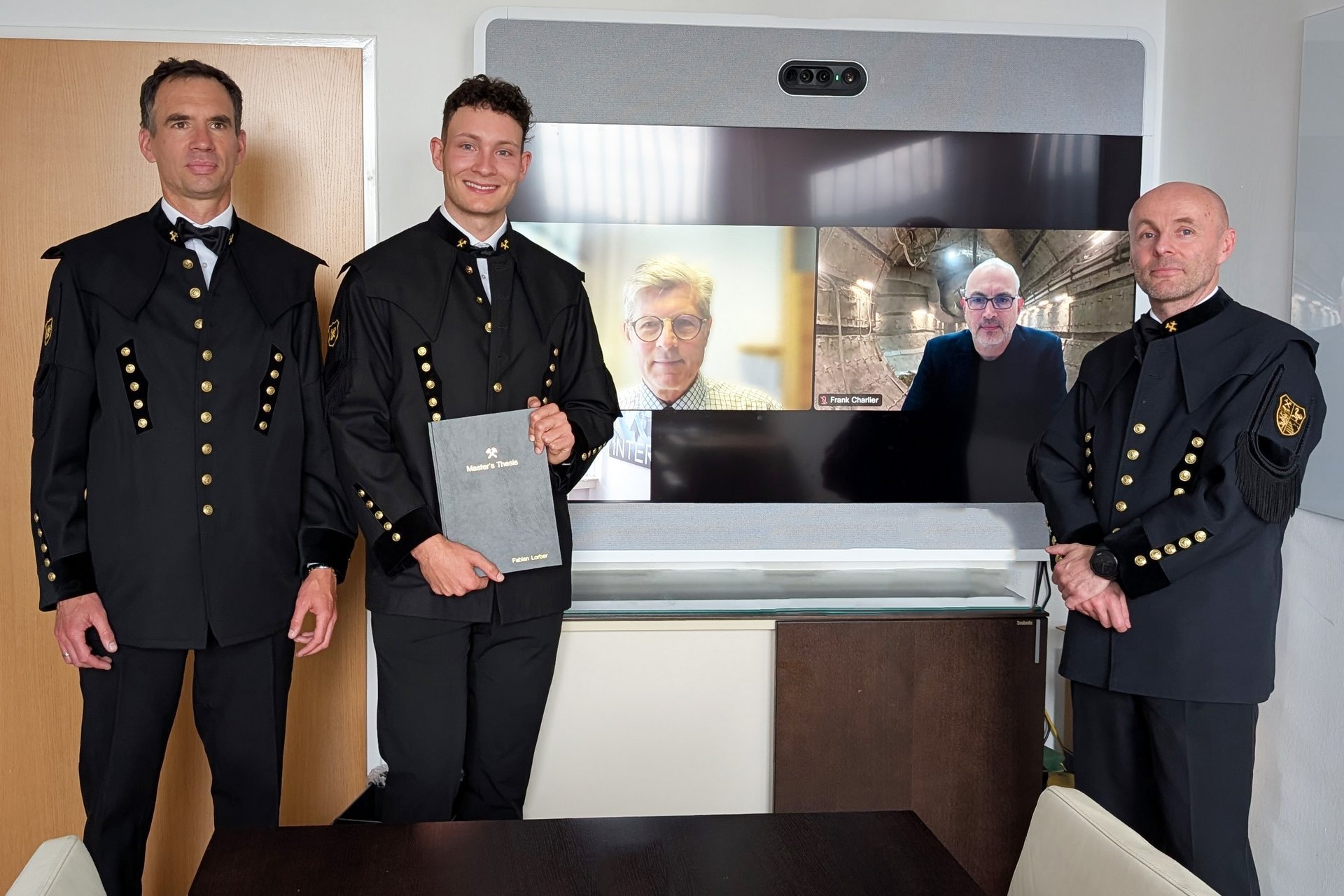 Nach der erfolgreichen Verteidigung seiner Masterarbeit: Fabian Lorber (2. von links) mit den Prüfern (von links nach rechts) Philipp Hartlieb, Mikael Rinne (Aalto), Frank Charlier (Aachen) und Michael Tost.