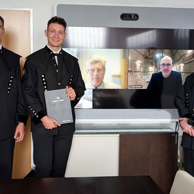 Nach der erfolgreichen Verteidigung seiner Masterarbeit: Fabian Lorber (2. von links) mit den Prüfern (von links nach rechts) Philipp Hartlieb, Mikael Rinne (Aalto), Frank Charlier (Aachen) und Michael Tost.