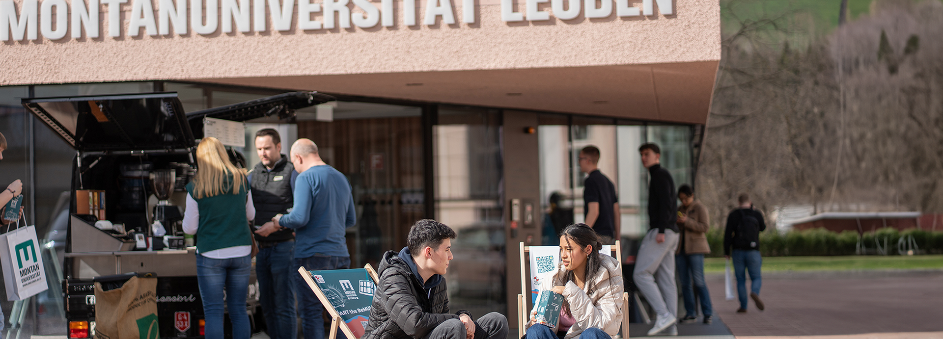 Studieninteressierte im Liegestuhl am Info Tag, dem Tag der offenen Tür der Montanuniversität Leoben.