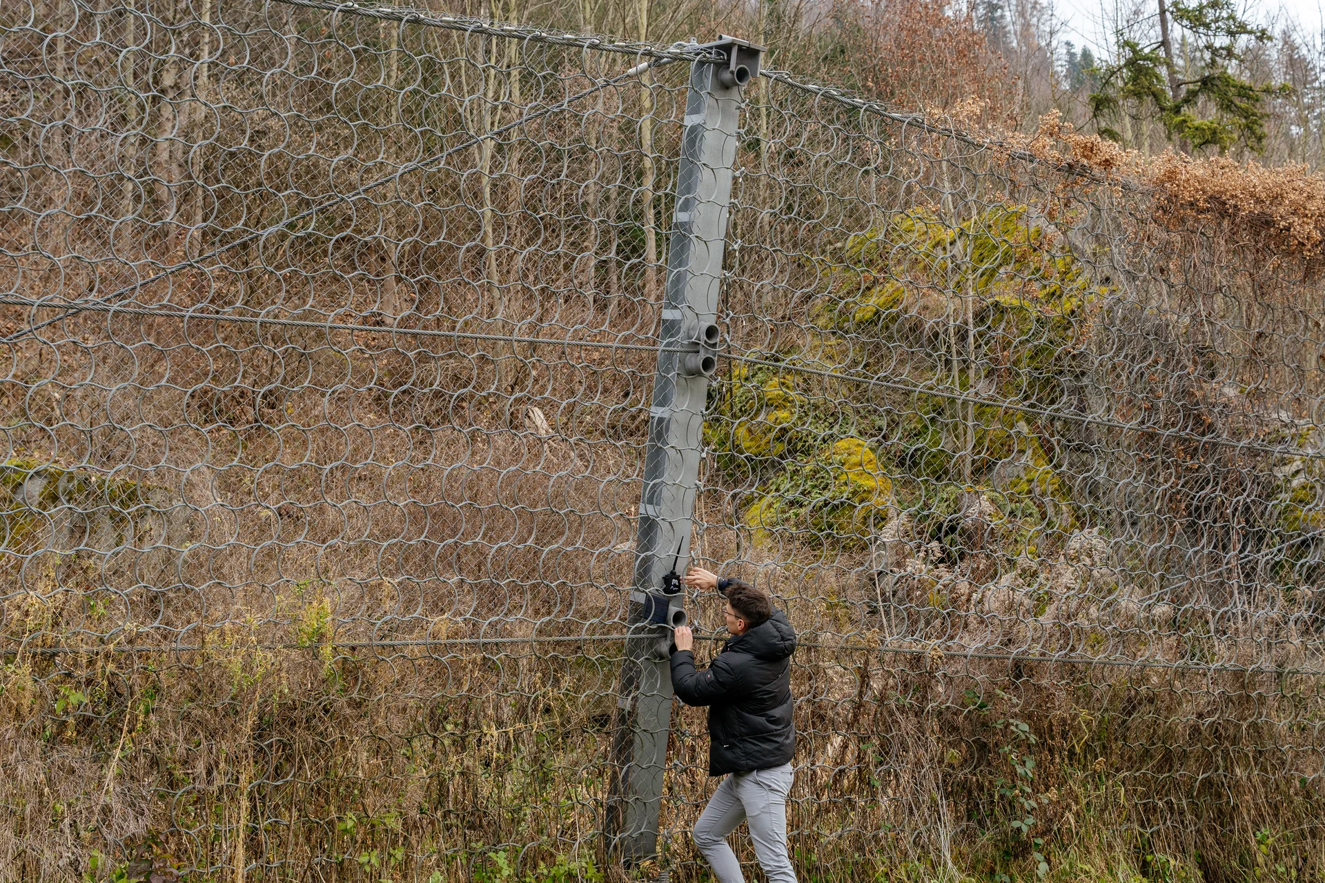 Montage eines autonomen Sensorknotens an einem Steinschlagnetz der Asfinag im Bereich St. Michael. Foto: © Thomas Fazokas