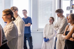  Die Teilnehmer*innen der CampDays 2025 an der Montanuniversität Leoben hören gespannt zu.