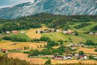Landschaft mit Feldern und Häusern.