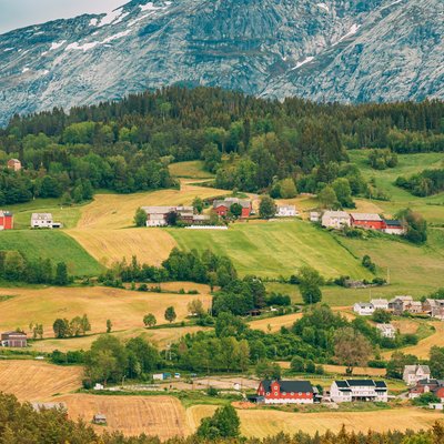 Landschaft mit Feldern und Häusern.