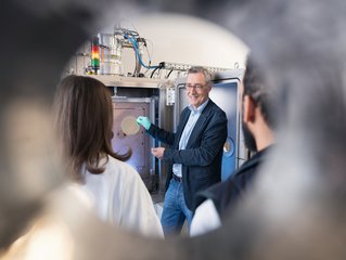 © MUL Professor erklärt im Labor vor Schülern und Studenten.