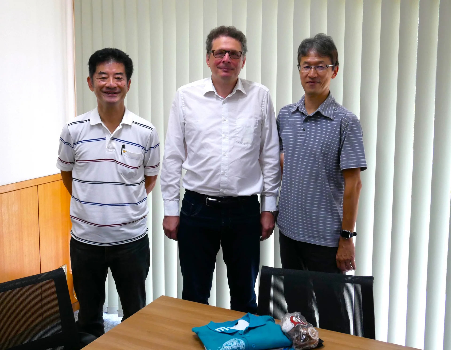 Professor Jörg Thuswaldner (mitte) mit dem der Dekan der Graduate School of Science and Technology (l.) und dem Leiter des Doctoral Programms des National Institute of Material Science der University of Tsukuba (r.). Foto: © Privat. 