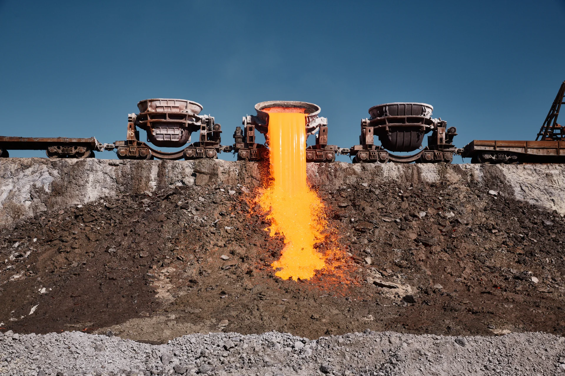 Im Rahmen des Forschungsprojektes sollen Reststoffe aus der Elektroofen-Stahlproduktion sinnvoll im Wertmetallkreislauf verwendet und in der Bindemittelproduktion eingesetzt werden können. Foto: © envato/lenina11only