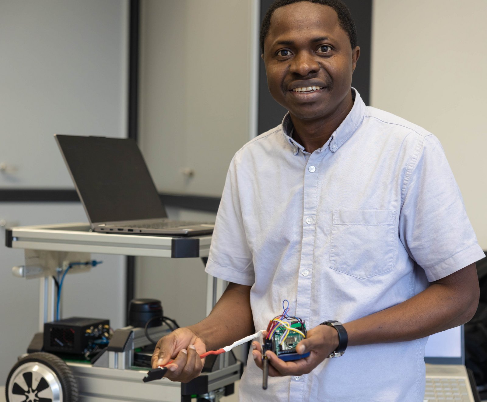 Linus with a prototype of an autonomous robot. UNI_9136