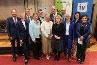 v.l.n.r.: Robert-Jan Smits (Präsident emeritus, TU Eindhoven), Barbara Weitengruber (BMFWF), Horst Bischof (Rektor TU Graz),  Isabella Meran-Waldstein (IV), Christoph Neumayer, (Generalsekretär der IV), Brigitte Ecker (WPZ Research GmbH), Peter Moser (Rektor Montanuniversität Leoben), Eva-Maria Holzleitner (Bundesministerin für Frauen, Wissenschaft und Forschung), Pascal Hetze (Stifterverband Berlin), Mirjam Storim (Leiterin der Siemens RIE Ecosysteme), Elisabeth Engelbrechtsmüller-Strauß (CEO der Fronius International GmbH) und Andrea Höglinger (Vizerektorin der TU Graz).