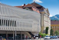 Fassade des Hauptgebäudes und Neubaus Montanuniversität Leoben