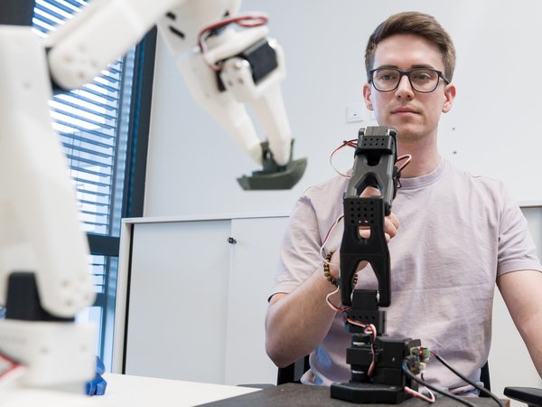 Schüler im Labor der Montanuni.