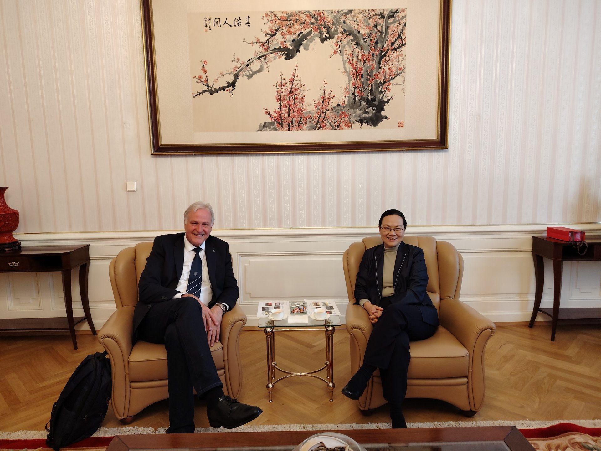 Rektor Peter Moser und Botschafterin Mei Qi. Foto: © Privat