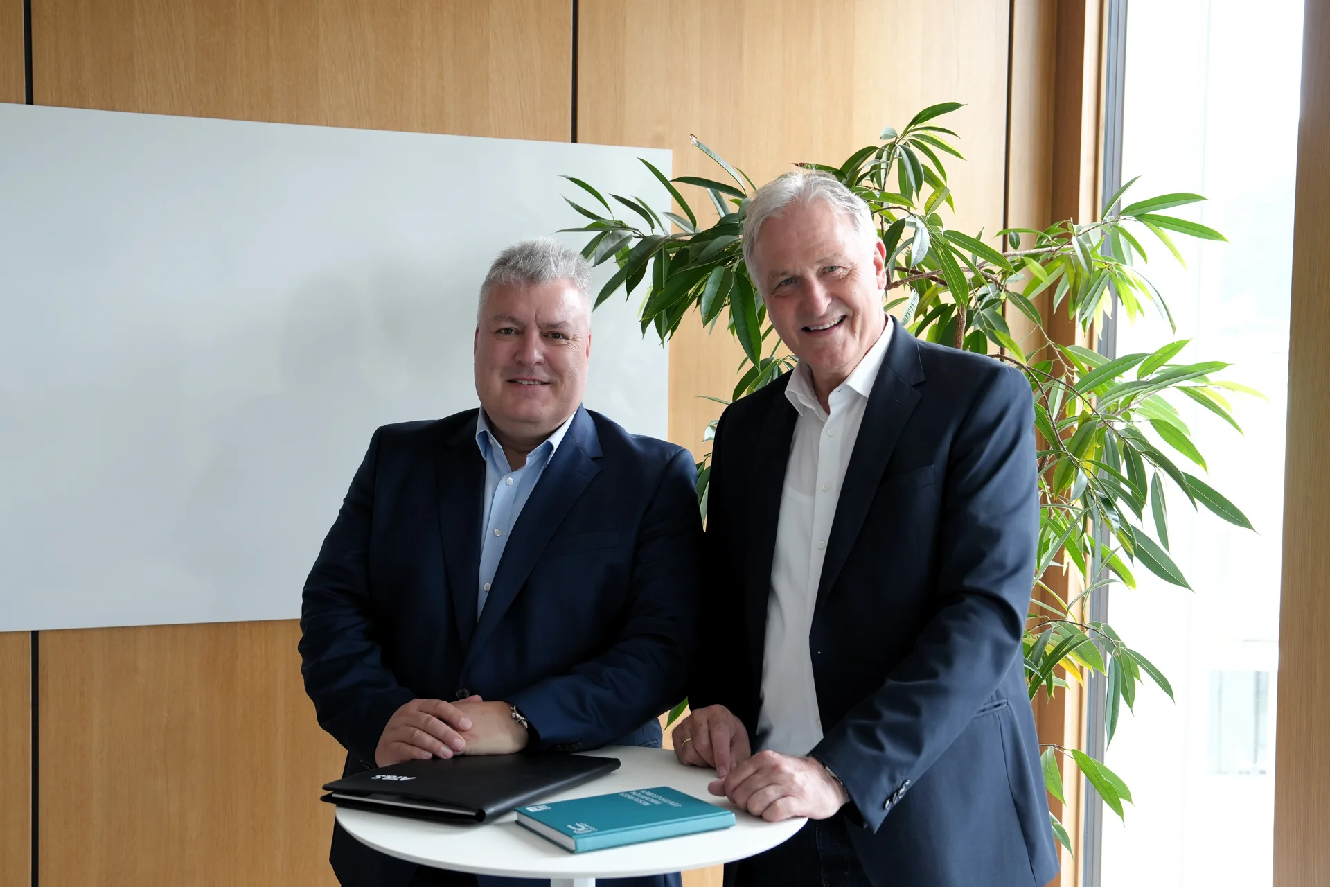 AT&S-CEO Michael Mertin (left) with Rector Peter Moser (right). Photo: © AT&S/Christoph Heigl