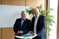 AT&S-CEO Michael Mertin (links) empfing Rektor Peter Moser, um die intensivere Partnerschaft zu besiegeln. Foto: © AT&S/Christoph Heigl 