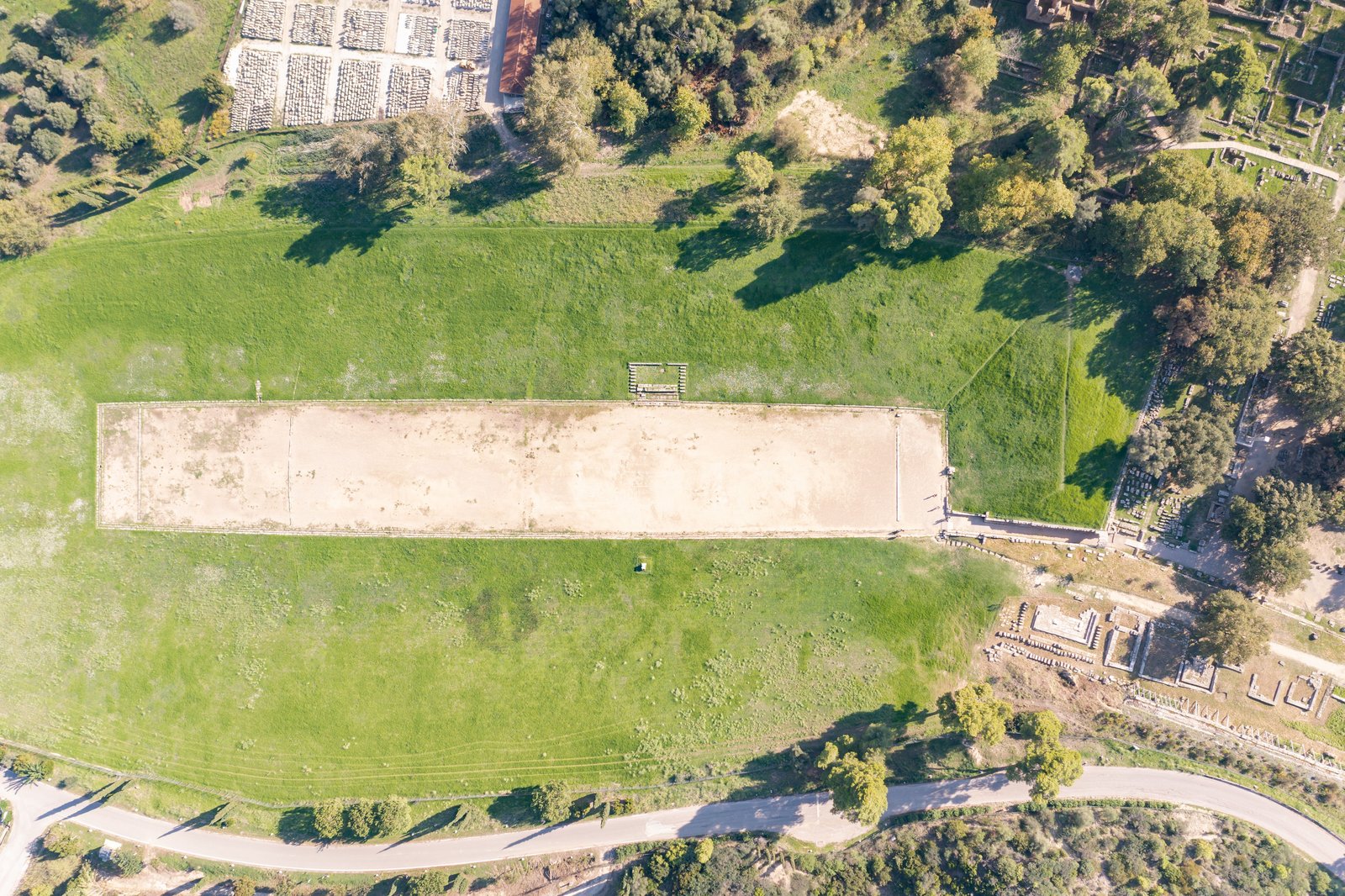 Luftaufnahme der Überreste des Olympia Stadions in Griechenland. Die Abmessung
beträgt 192,28 Meter in der Länge. Quelle Wikimedia Commons
Top_down_aerial_of_the_Stadium_in_Olympia__Greece__51223830819_