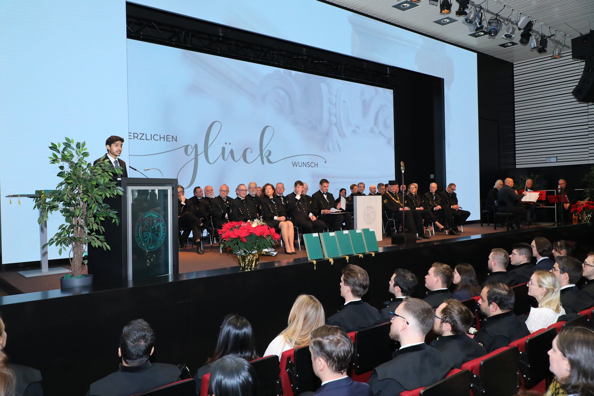 Dr. Jabr bei seiner Rede während der Akademischen Feier im Dezember 2025. Foto: © Armin Russold.