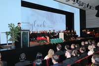 Dr. Jabr bei seiner Rede während der Akademischen Feier im Dezember 2025. Foto: © Armin Russold.