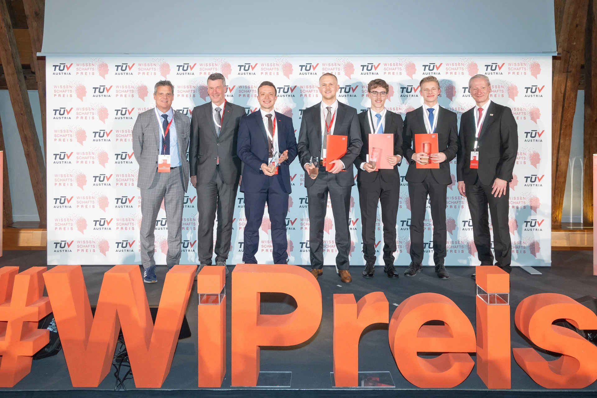 Gruppenfoto von allen Preisträger_innen 