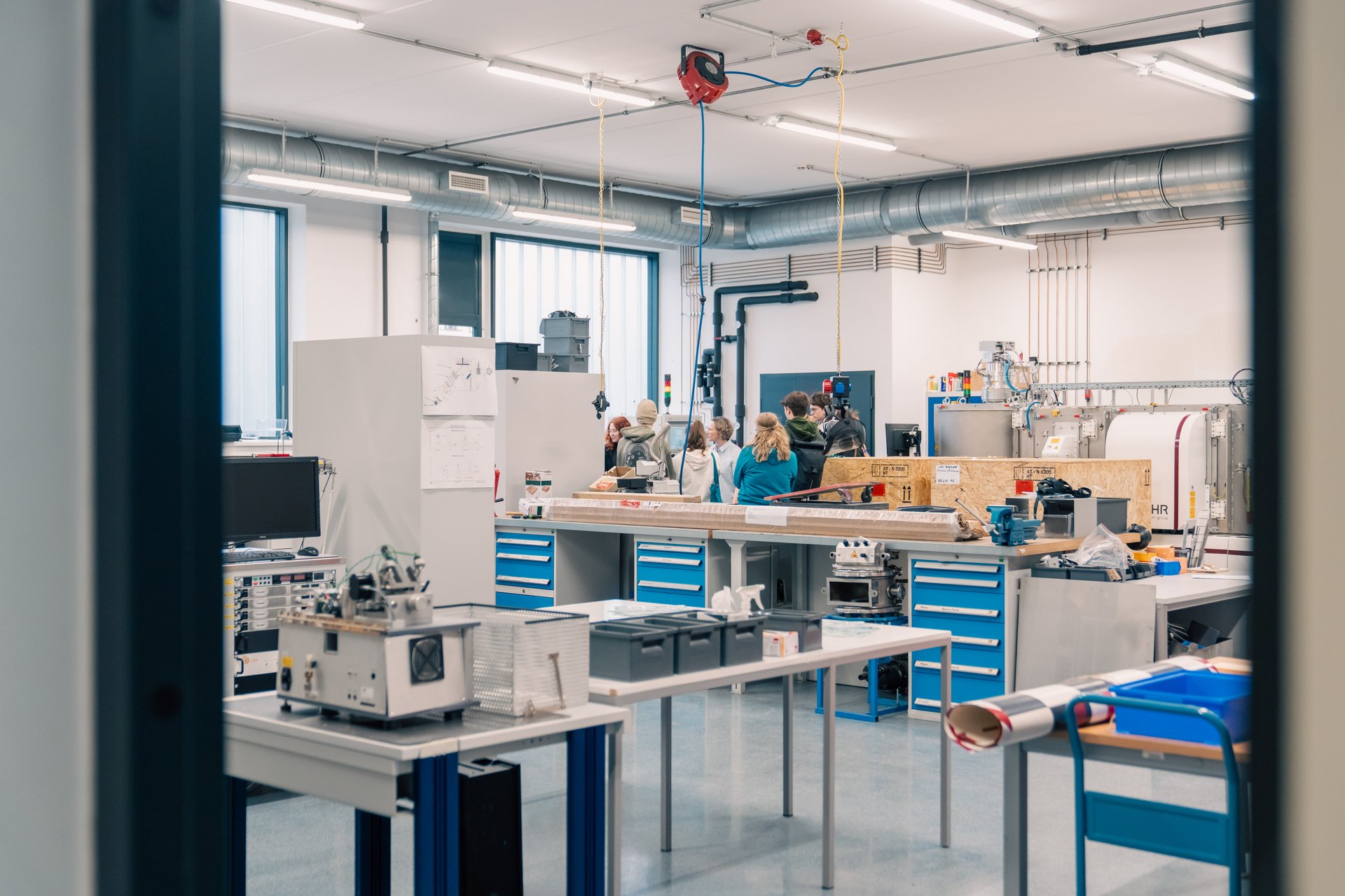 Info day at the Technical University of Leoben. Photo: © TU Leoben/Luschin, Fazokas Besucher*innen des Info-Tags nehmen an kurzen Workshops im Labor teil.