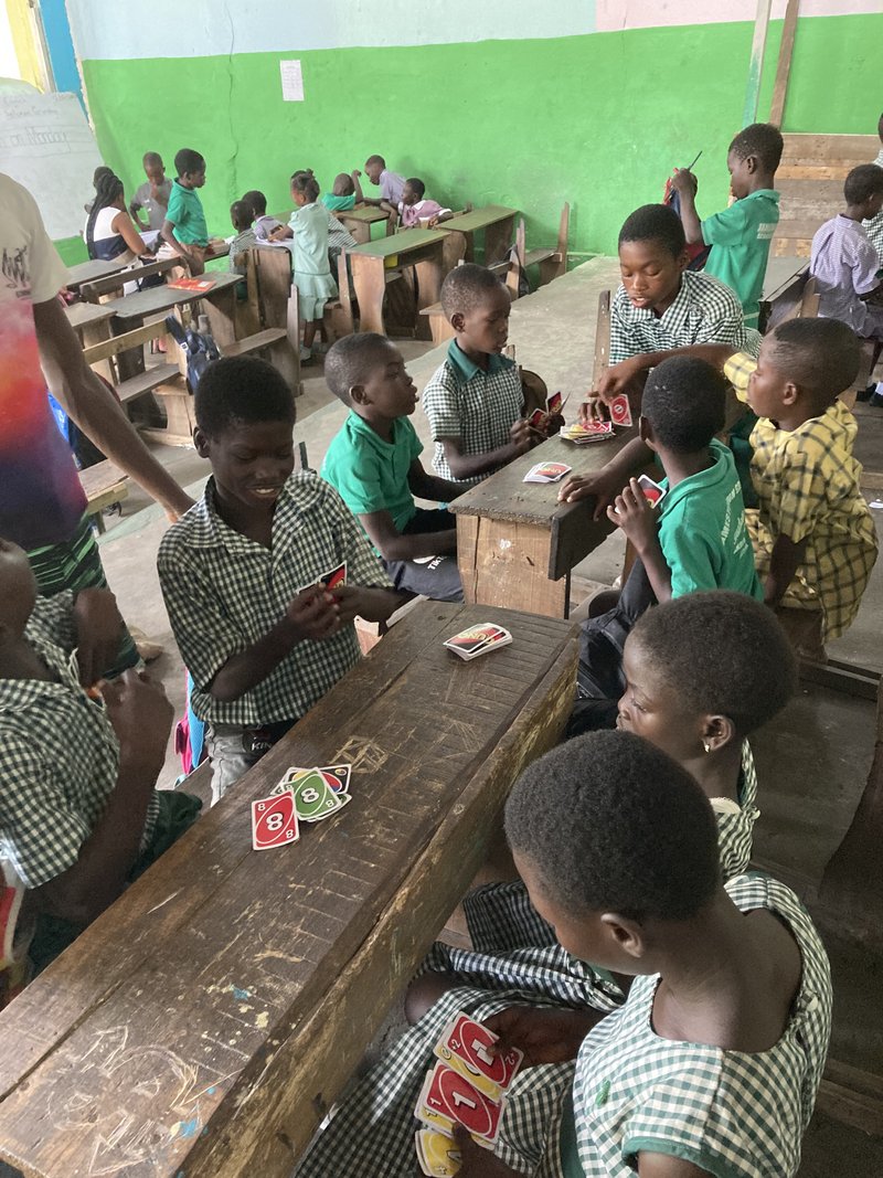 Kleines Freizeitvergnügen: Beim UNO-Spielen in der Schule image00006