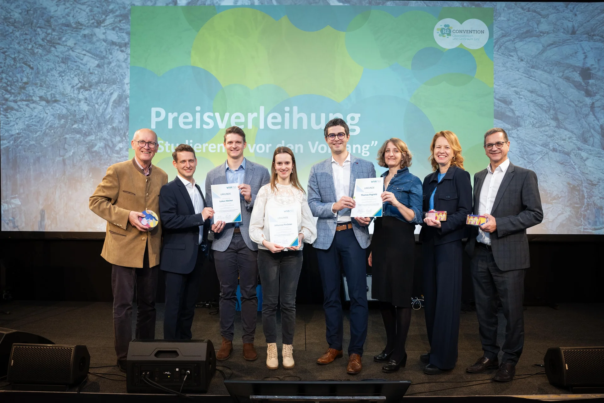 Die Preisträger nahmen ihre Auszeichnung im Rahmen der H2 Konvention in Linz entgegen. vl.n.r.: Horst Steinmüller (Obmann WIVA P&G), Dominik Matheisl (LINZ AG),Lukas Höcher von der Montanuniversität Leoben ("beste Masterarbeit"), Johanna Pirchner von der TU Graz ("beste Masterarbeit"), Thomas Pogrielz von der Montanuniversität Leoben ("beste Dissertation"), Elvira Lutter (Geschäftsführerin WIVA P&G), Judith Mairhofer (WIVA P&G) und Reinhard Dumfart (Energie AG). Foto: © WIVA P&G 