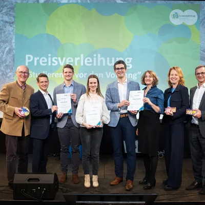 Die Preisträger nahmen ihre Auszeichnung im Rahmen der H2 Konvention in Linz entgegen. vl.n.r.: Horst Steinmüller (Obmann WIVA P&G), Dominik Matheisl (LINZ AG),Lukas Höcher von der Montanuniversität Leoben ("beste Masterarbeit"), Johanna Pirchner von der TU Graz ("beste Masterarbeit"), Thomas Pogrielz von der Montanuniversität Leoben ("beste Dissertation"), Elvira Lutter (Geschäftsführerin WIVA P&G), Judith Mairhofer (WIVA P&G) und Reinhard Dumfart (Energie AG). Foto: © WIVA P&G