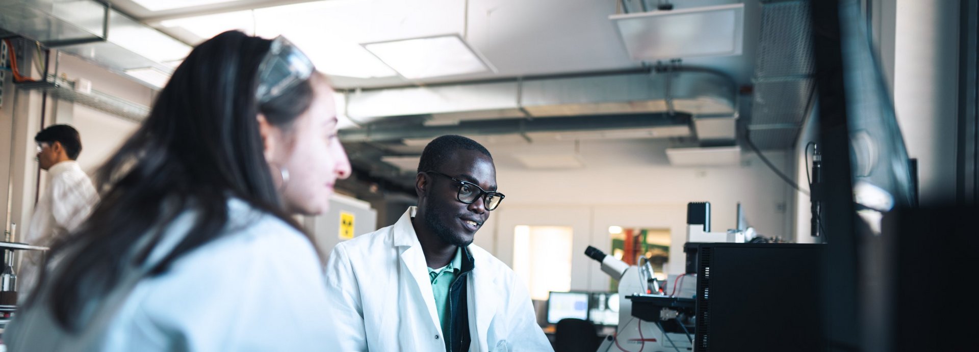 Two researchers in the laboratory at Montanuniversität.