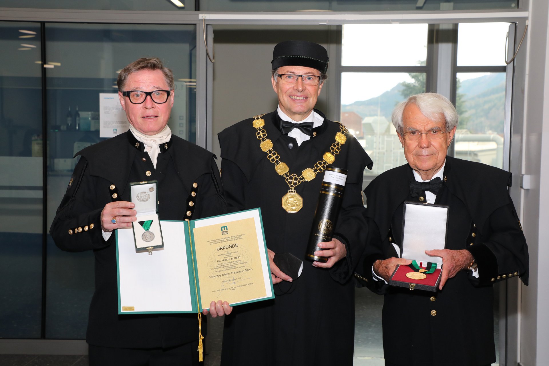 Rektor Wilfried Eichlseder (Mitte) mit Monsignore Dr. Markus Plöbst (li.) und Ehrensenator Dr. Horst Wiesinger (Foto Freisinger)