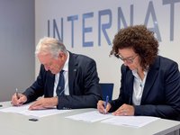 Rektor Peter Moser (Montanuniversität Leoben) und Rektorin Zita Horváth (Universität Miskolc) unterzeichneten das Pannonia Abkommen