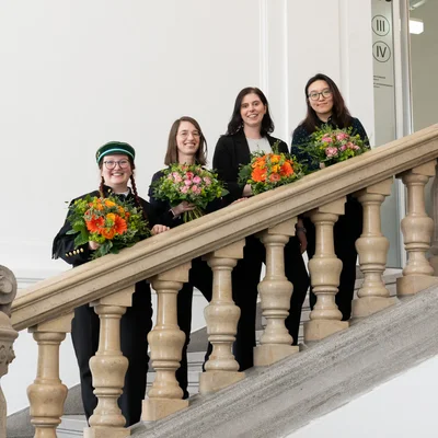 Die Preisträgerinnen des Wissenschaftspreises für Montanistinnen 2025: v.l.n.r. Elena Dvorak, BSc.(Kategorie Bakkalaureat), Mag. Dr. Alice Lassnig (Kategorie Postdoc), Dipl.-Ing. Magdalena Kirchmair (Kategorie Master) und Xiangyun Shi, MSc. (Kategorie Praedoc). Foto: © MUL/Tauderer
