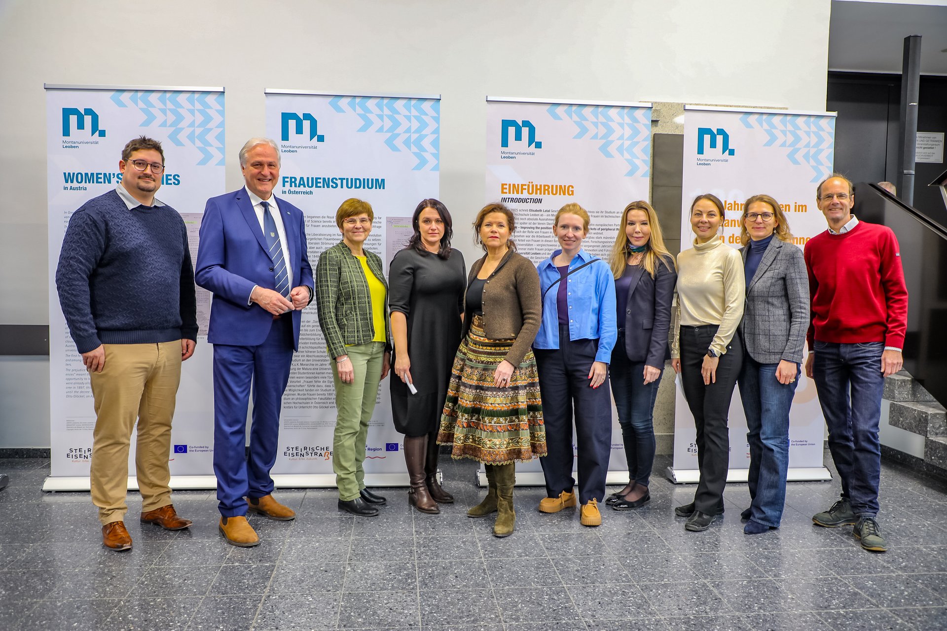 v.l.n.r.: Alexander Baumann, BA. (Universitätsarchiv der Montanuniversität Leoben), Rektor Peter Moser (Montanuniversität Leoben), Birgit Sandler (Vizebürgermeisterin der Stadt Leoben), Mag. Kerstin Dohr (Verein Steirische Eisenstraße), Vizerektorin Christina Holweg (Montanuniversität Leoben), Ass.-Prof. Dr. Johanna Irrgeher (Montanuniversität Leoben), Dr. Eva Wegerer (Montanuniversität Leoben, Mag. Ulla Prodinger (Diversity Management, Montanuniversität Leoben), Vizerektorin Manuela Raith (Montanuniversität Leoben) und MMag. Gerfried Tiffner (Verein Steirische Eisenstraße). Foto: © Armin Russold.