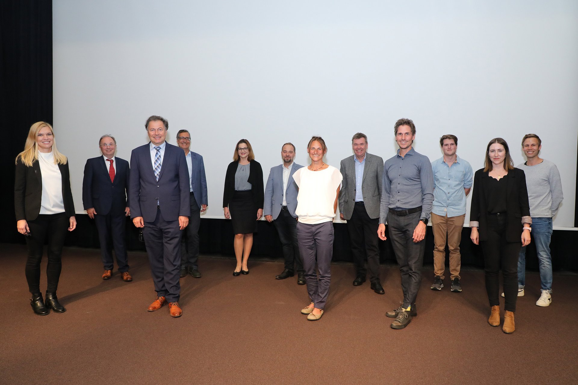 Projektleiterin MMag. Lisa Pichler (Mitte), Rektor Wilfried Eichlseder (2.v.l.), Felix Gottwald (2.v.r.) gemeinsam mit dem EURECA-Team, Vertretern der Universität und der Stadtgemeinde Leoben. (Foto Freisinger)