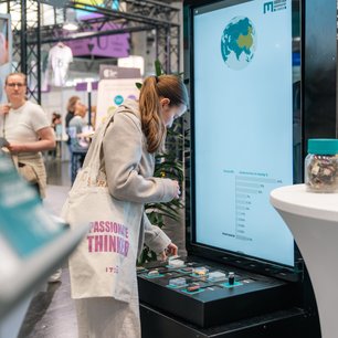 Schülerin testet interaktive Experimentierstation der Montanuniversität Leoben auf der BeSt Wien 2026 und informiert sich über Studienangebote und Circular Engineering.