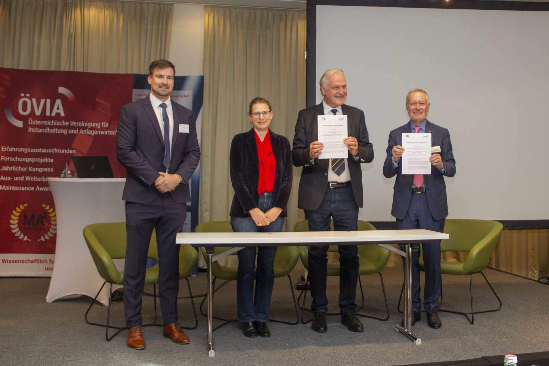 v.l.n.r.: ÖVIA-Geschäftsführer Georg Steger, Vizerektorin für Finanzen und Infrastruktur Manuela Raith, Rektor Peter Moser und ÖVIA-Präsident em.O.Univ.-Prof. Hubert Biedermann. Foto: © ÖVIA