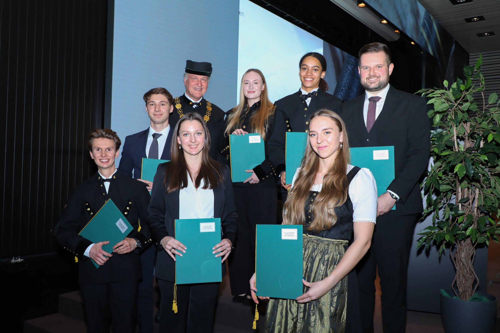 : Rektor Peter Moser mit den Preisträger*innen der Adolf Feizlmayr Stipendien. Foto: © Armin Russold. 