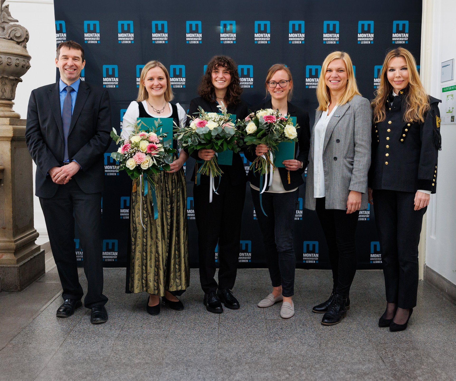 Bei der Preisverleihung am 8. März v.l.: Vizerektor Helmut Antrekowitsch, Dipl.-Ing. Kathrin Thiele, Antonia Siebenbrunner, Ass.-Prof. Dipl.-Ing. Dr.mont. Barbara Putz, Dr. Susanne Feiel (Leiterin International Relations and European University), Dr. Eva Wegerer (Credit: MUL/Martina Stöbbauer).