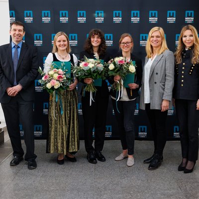 Bei der Preisverleihung am 8. März v.l.: Vizerektor Helmut Antrekowitsch, Dipl.-Ing. Kathrin Thiele, Antonia Siebenbrunner, Ass.-Prof. Dipl.-Ing. Dr.mont. Barbara Putz, Dr. Susanne Feiel (Leiterin International Relations and European University), Dr. Eva Wegerer (Credit: MUL/Martina Stöbbauer).