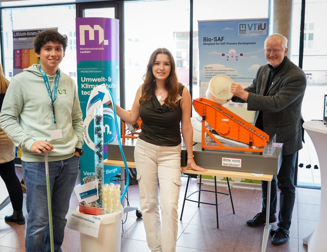 Studenten und Professor an einem Stand beim Info Tag, dem Tag der offenen Tür an der Montanuniversität.