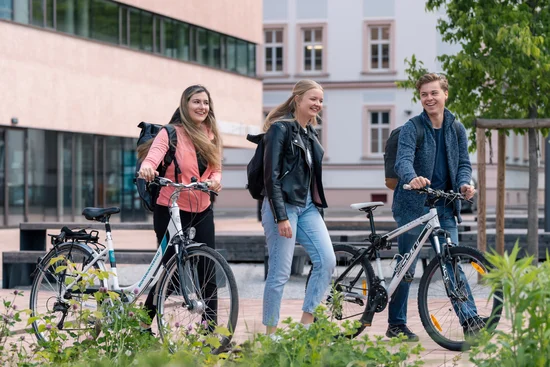 Studenten am Fahrrad.