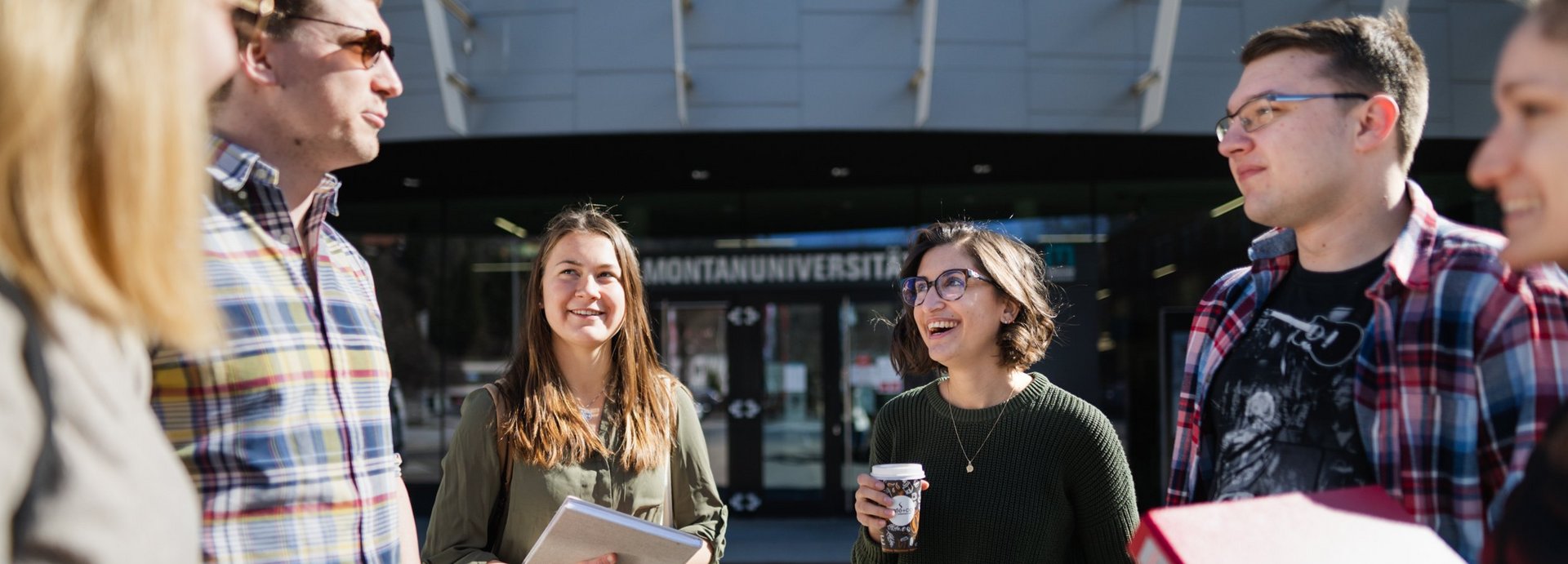 Young students in front of the Montanuni.