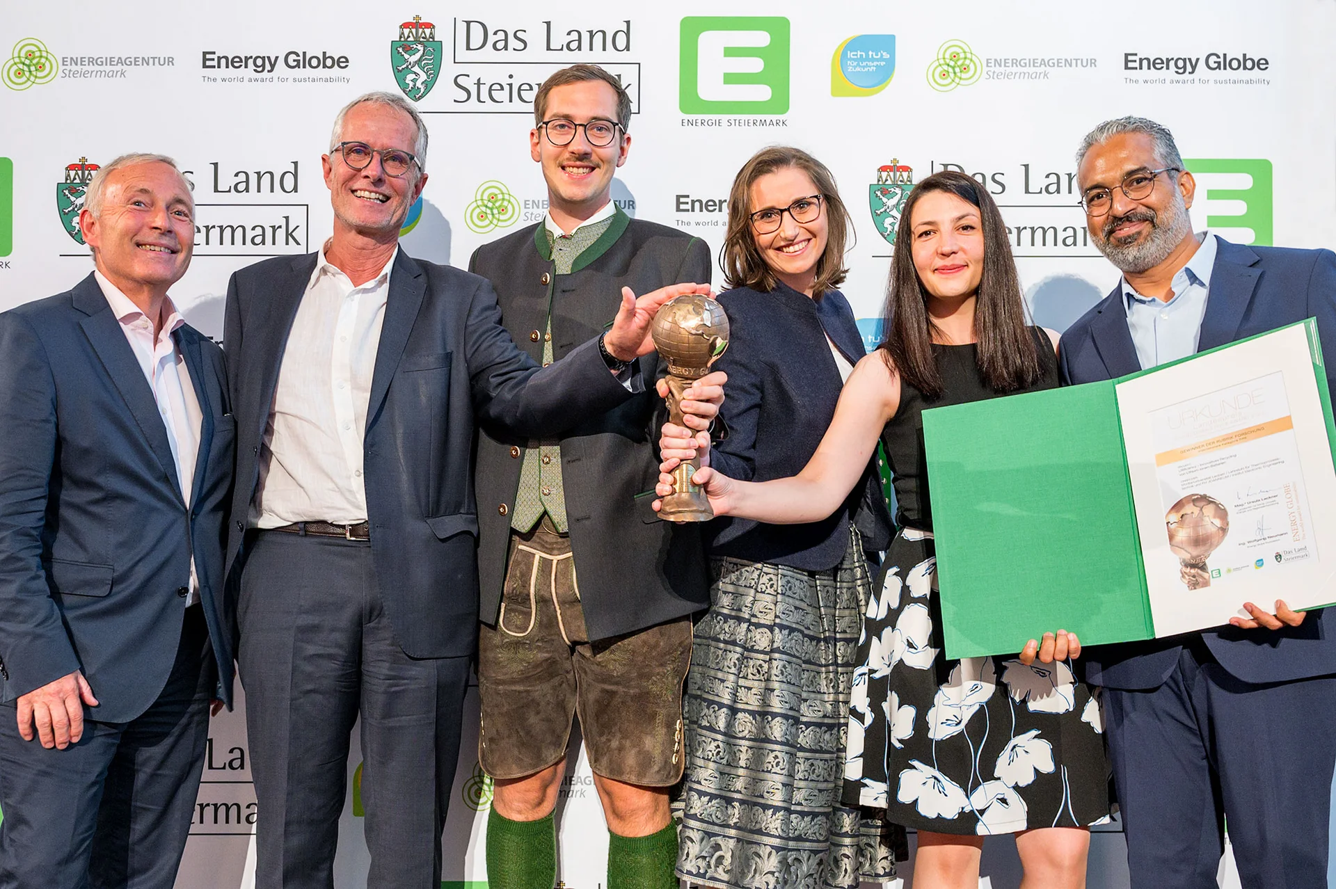 Gewinnerinnen und Gewinner Rubrik Forschung von links: Rubrikpate Christian Purrer (Energie Steiermark), Harald Raupenstrauch, Stefan Windisch-Kern, Alexandra Holzer (Team Montanuniversität Leoben), Aida Hartleb und Raul Estrada Vazquez (Team FH JOANNEUM)