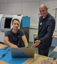 Dipl.-Ing. Michael Häusler (Dissertant am MCL) und Dr. Roland Brunner (Gruppenleiter Materials and Damage Analytics, MCL), bei der Untersuchung von verbesserten Li-Ionen Zellen. Foto: MCL