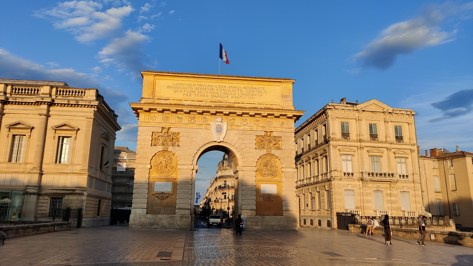 Klein_Der_Arc_De_Triomphe_in_Montpellier_in_der_Abendsonne__2_