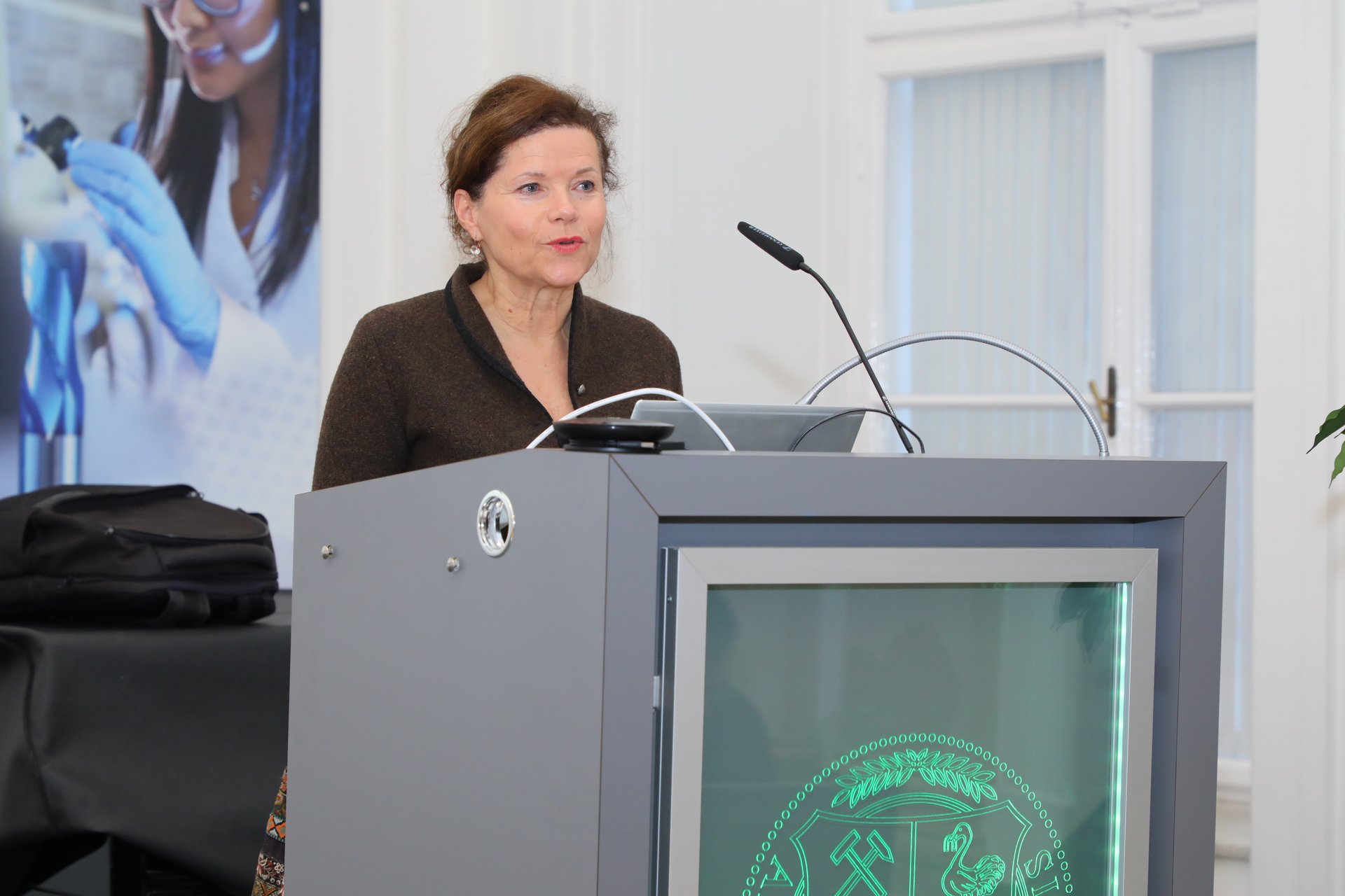 Vizerektorin Christina Holweg eröffnete das Kolloquium zu den Nobelpreisen 2025. Foto: © Armin Russold.