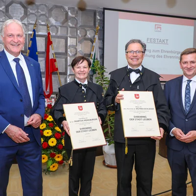 Rektor Peter Moser (l.) und Martha Mühlburger (zweite von l.) mit Bürgermeister Kurt Wallner (zweiter von r.) und Wilfried Eichlseder (r.). 
