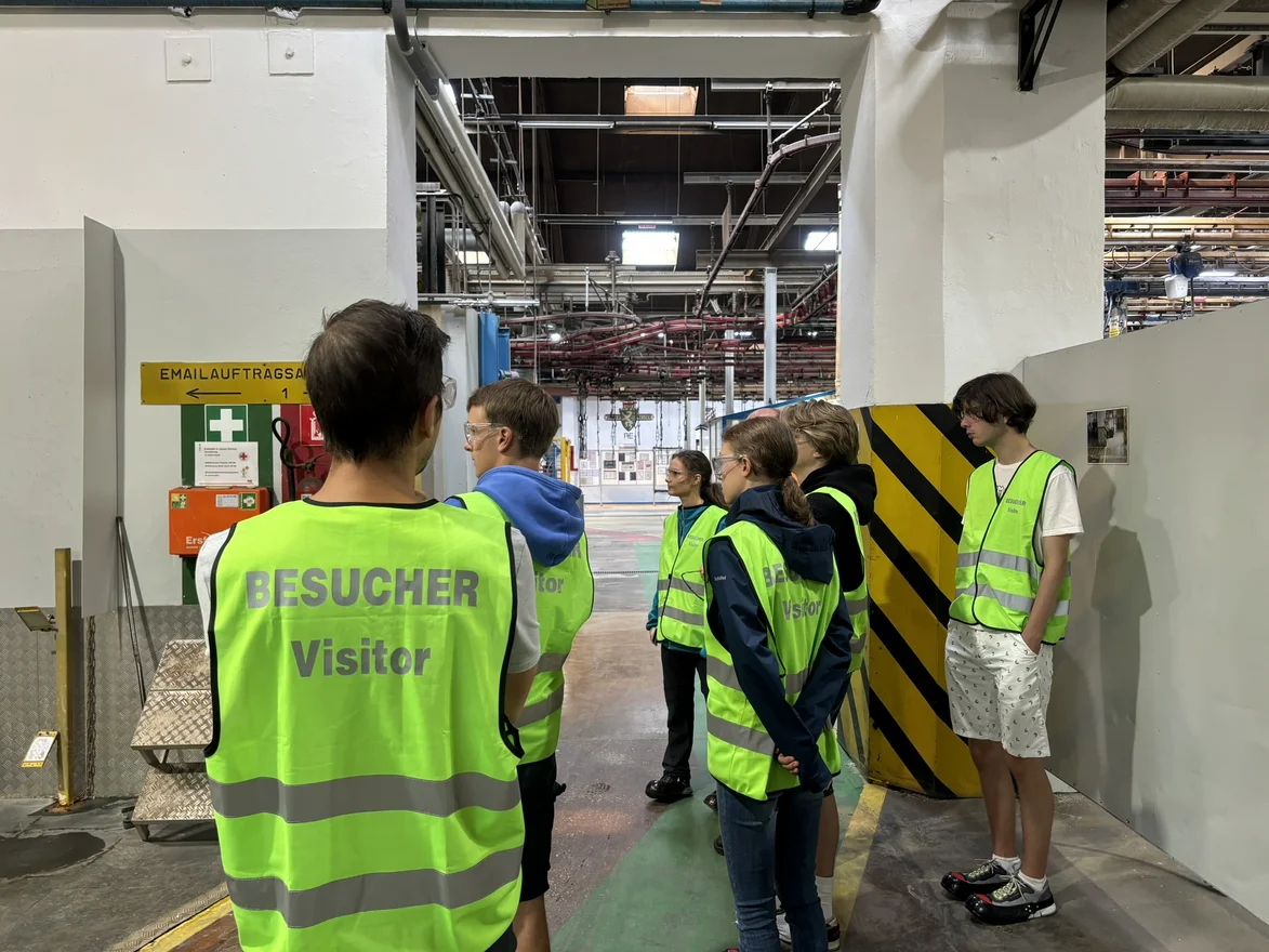 Die Teilnehmer*innen der CampDays 2025 an der Montanuniversität Leoben hören gespannt zu.